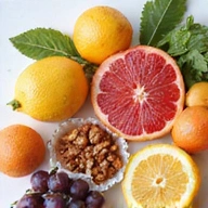 Imagine reprezentând o tabletă de vitamine și fructe proaspete
